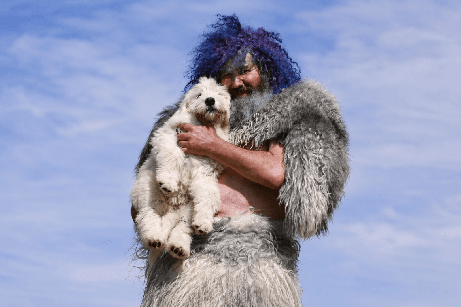 https://www.robert-franz-online.shop/wp-content/uploads/2026/08/Robert-Franz-haelt-weissen-Hund-und-traegt-einen-Pelzumhang-im-Freien.png
